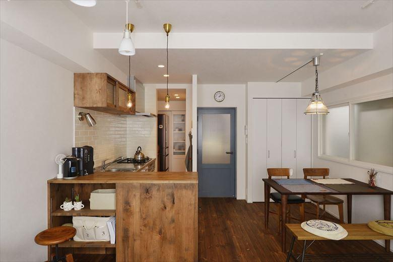 和室を撤去してワンルームのLDKにした3階。床はローズウッド色の塗装を施したレッドパインの無垢フローリング。落ち着きのあるナチュラルテイストに仕上げた。
外周壁には吹付ウレタンを施し、断熱性能をアップ。