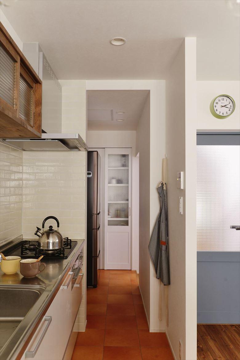 キッチン奥には、パントリーを設けた。パントリーは階段側からもアクセスできるようにしたので、買い物から帰ってきたときの動線もスムーズ。