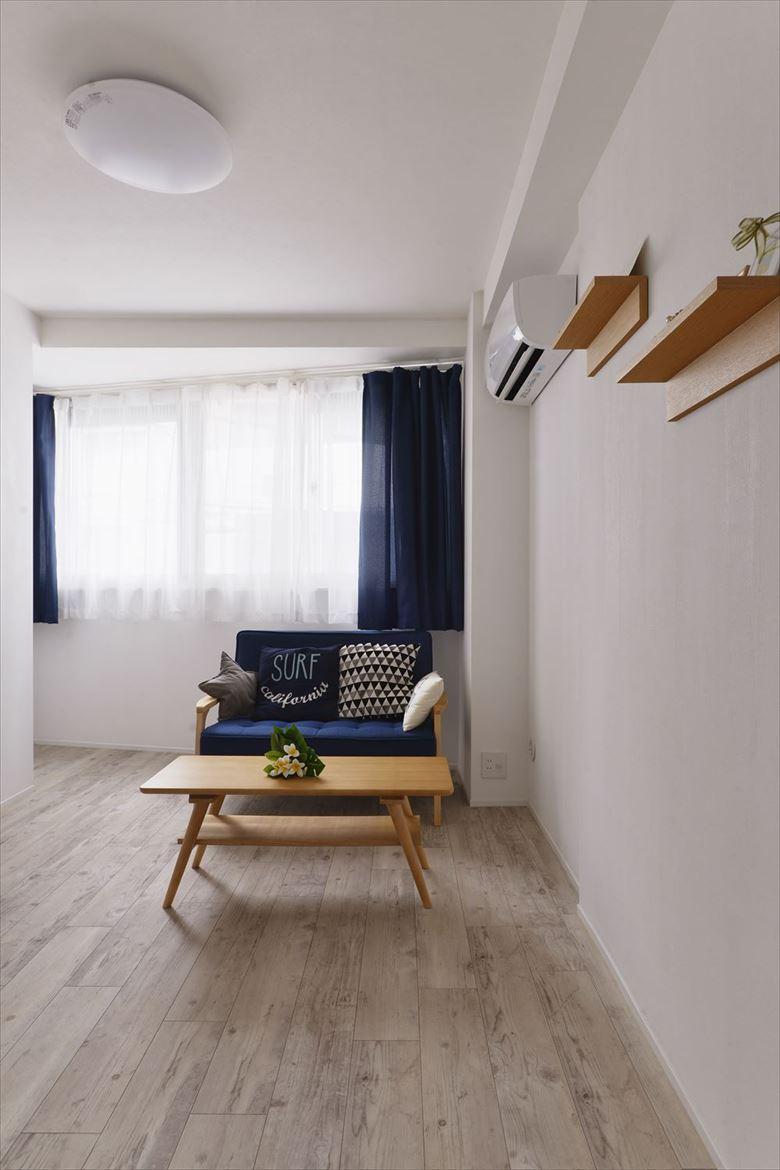 2階の一部を仕切って多目的に使える予備室に。ゲストルームとして活用することを考え、飾り棚を設けたり、ソファと同色のカーテンを取りつけたりと、可愛らしい雰囲気に仕上げたそう。床にはホワイトウッド調のフロアタイルを採用。直張りの床下や壁には遮熱塗料を塗布している。