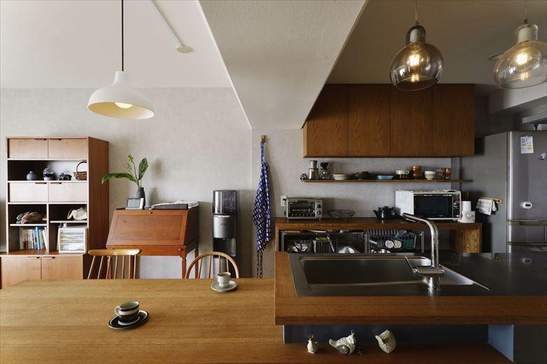 キッチンはオープンなアイランドにしてダイニングと一体化。インテリアの一部に見えるようにデザイン