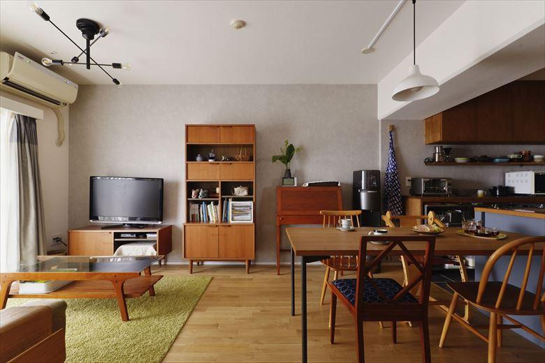 床はナラ無垢フローリングを採用。お手持ちの木製家具ともしっくりと調和している