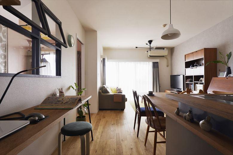 キッチン前には家族で使えるPCデスク&書棚を提案