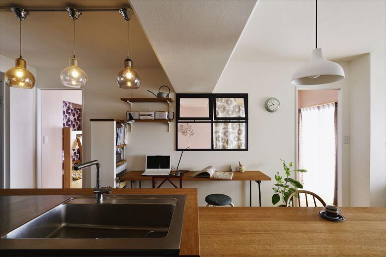 間取りは3LDKから2LDKに変更。子ども室は将来仕切って使う可能性も考慮し、入口を2つ設けた。室内窓からは子どもたちの様子を見守れる