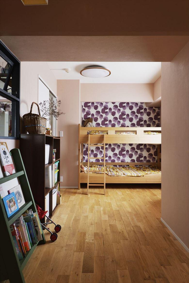 ゆくゆく仕切る可能性を考慮して横長の空間を確保。室内窓から光と風が通り抜ける。
インテリアは淡いピンクの壁やパープルのアクセントで可愛らしく