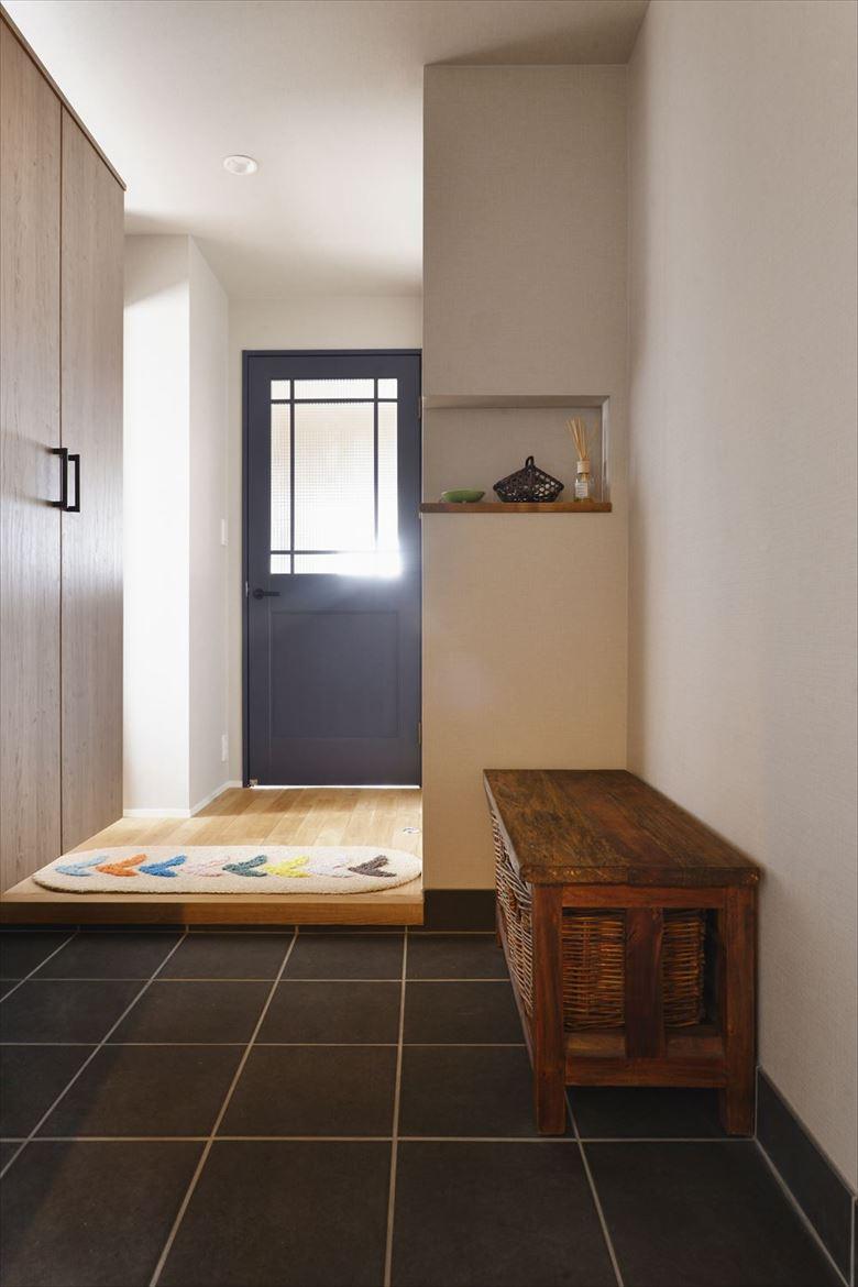 玄関は土間スペースを拡大して窮屈間を払拭。靴収納の上部にスリット窓を取り付け、リビングドアからの明かりだけでなく、寝室からの光も入るよう工夫した
