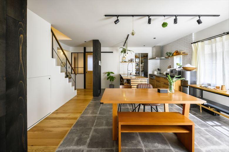 取り除けない柱は板を張り、オイル塗装でマットな味わいのある黒に。「どんな黒にするかは迷ったところでしたが、鈴木さんの提案がとても良かったです」