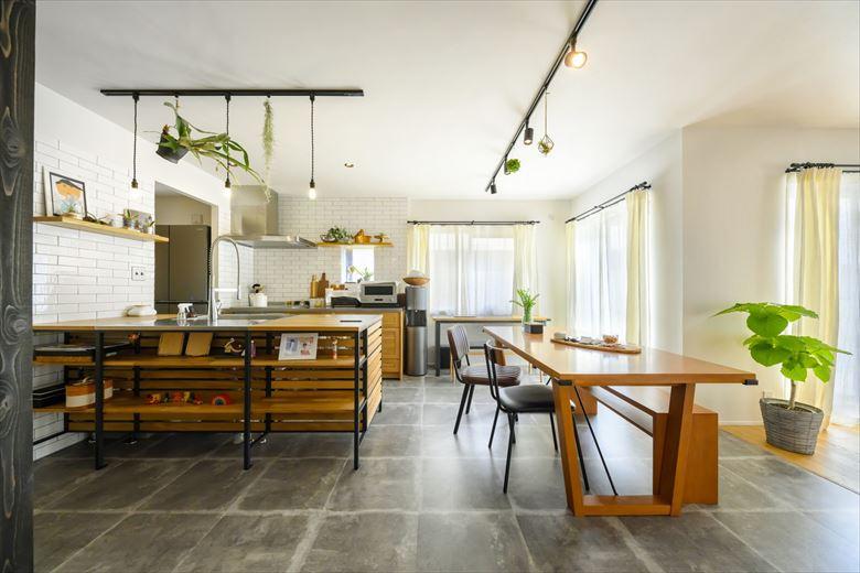 仕切り壁を撤去し、広々としたLDKを実現。ダイニング・キッチンとの一体感もあり、自然と家族が集まる空間に