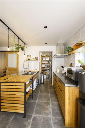 床のフロアタイルはダイニングスペースまで伸ばし、掃除をしやすく。玄関ホールからSICを兼ねた収納～パントリー～キッチンにつながる動線を確保し、買い物帰りの後片付けも楽々