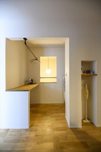 洗濯機と家事カウンターのあるユーティリティは奥様のこだわり。隣にファミリークロゼットがあり、手前にはバルコニーに面した室内干しスペースを用意。カウンターでは洗濯物にアイロンを掛けたり、畳んだりでき、洗濯からしまうまでの一連の動作がスムーズに行える。子どもたちも自然にお手伝いできそう