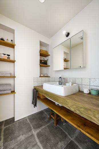 2階の既存トイレを移動し、洗面・浴室を新設。洗面室はシンプルな洗面台を造作し、ラフな印象のタイルでヴィンテージな雰囲気に。ニッチも棚板をはめこんだだけのシンプルなデザインとした