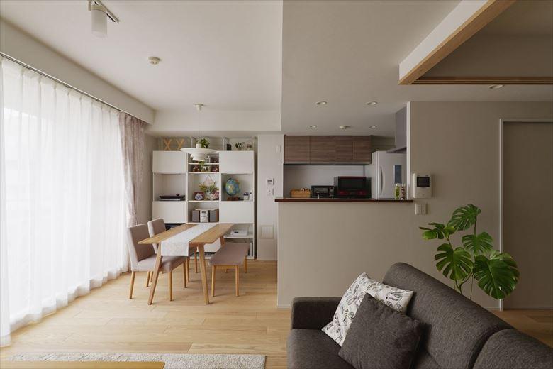 リビングは以前よりも空間が広がり、家族で寛げるように。畳ルームの仕切りを開ければ、さらに開放感が高まる。キッチンを対面にしたことで家族の会話も弾む。「以前は壁に向かってもくもくと料理していましたが、今は料理するのも楽しくなりました」と奥様