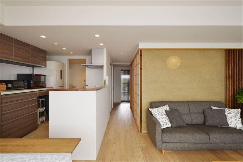 リビングドアの位置を玄関側へ移動し、水廻りまでひと続きの空間とすることで開放感が増した。床暖房を新設して冬も心地よい空間に。床材は、採用したアッシュのほかナラなどを候補に、ウレタンやオイルといった仕上げが異なるサンプルを取り寄せて家族で選んだそう