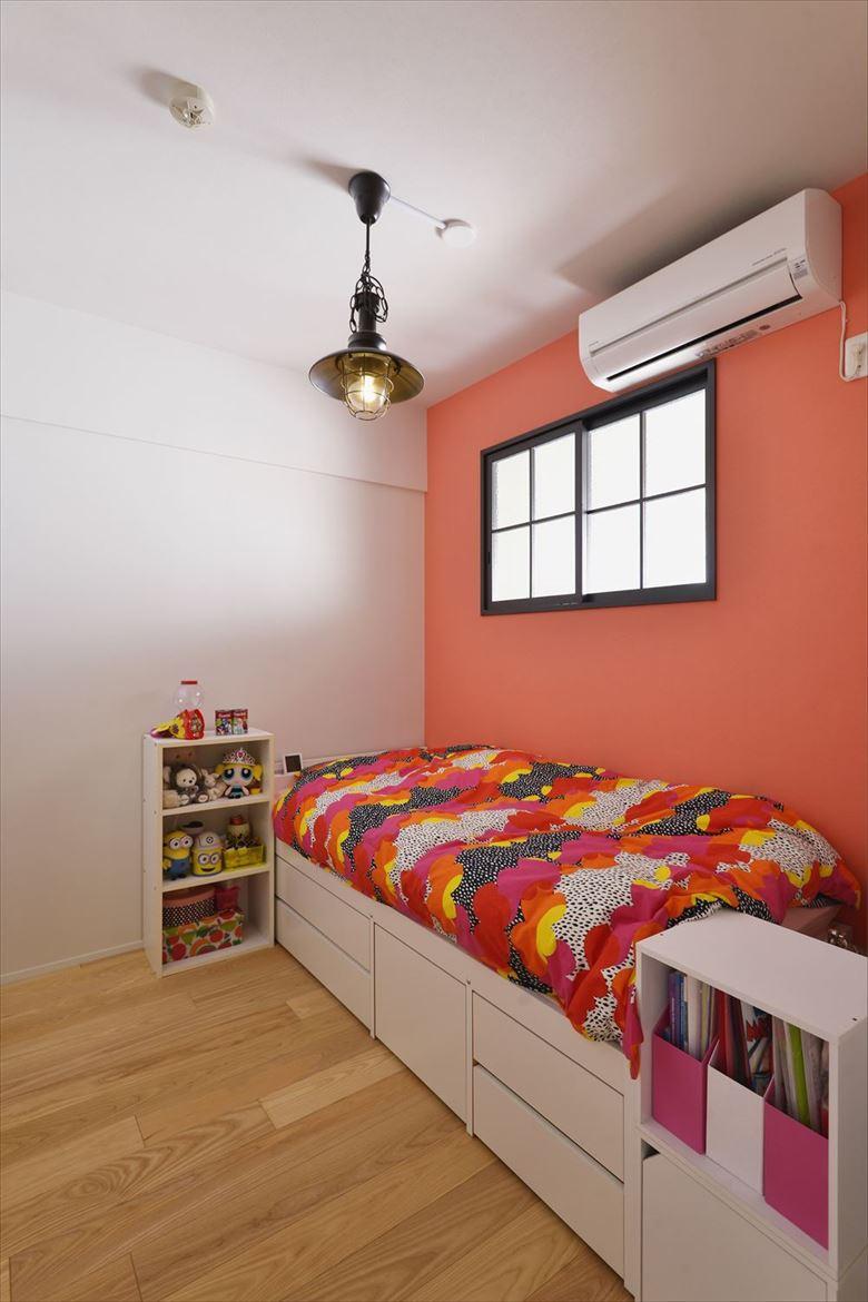 こども室も少し広さを削って、収納を確保。少し狭くなったものの自分の好みで仕上げたインテリアでお気に入りの部屋に。2つの居室はいずれ娘さんたちが独立したら、ご夫妻の個室として活用する計画だそう