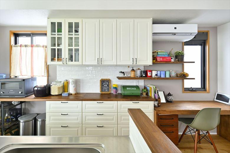 新設したキッチンは家事動線の良いアイランド型に。
背面収納はIKEAのもの。素朴な表情のあるタイルでシンプル&ナチュラルな北欧テイストになった。右のカウンターがお子様の勉強にも使えるおく様コーナー