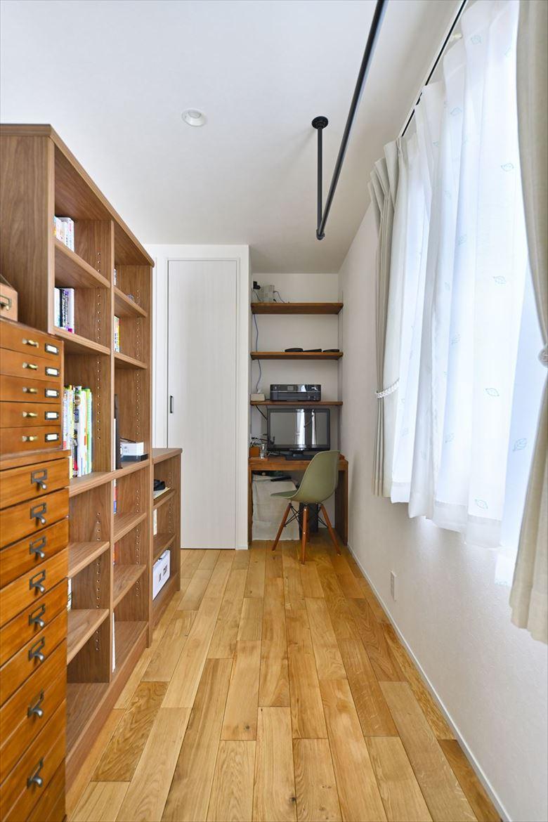 リビングとゆるく仕切られたワークスペース。
ハンガーパイプを取り付けて、室内干しスペースとしても使える。