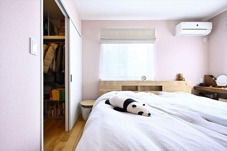 和室を洋室に変えて寝室に。2つに分かれていた押入れを一体化するとともに奥行きを広げて大型のファミリークロゼットにした。
壁には優しい雰囲気の淡いラベンダー色をセレクト。
床はLDKと同じオークの無垢床を採用