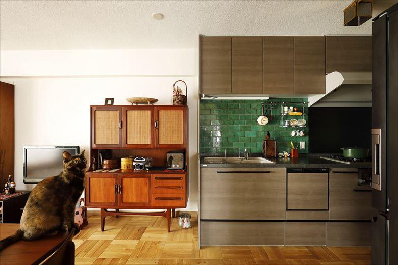 もともとアンティーク・レトロな雰囲気が好きなKさん。造り付けの収納家具やステンドグラスを再利用したいと考えていた。インテリアもそうした古き良きものに似合う素材をセレクト。床は懐かしさを感じるパーケット、キッチンや洗面台には色むらに味わいのあるグリーンのタイルでイメージした空間を創り上げている。