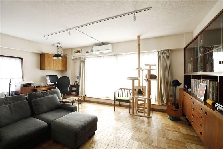 一角の書斎コーナーはデスクを広くし作業しやすいように