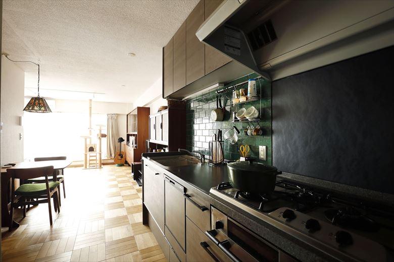 キッチン背面の造り付け収納は撤去してダイニングスペースを確保。床はノスタルジックな雰囲気を醸し出すパーケットを採用。壁や天井は白く塗装。配線などはあえて現しとし、レトロ感を盛り立てている