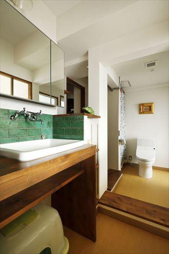 洗面・浴室・トイレが一体となった在来の水廻りを再構築。寝室の一部を使って独立した洗面室を新たに設けた。浴室もユニットバスに変更し、給湯器は外へ。収納不足を解消するため、寝室の収納を拡大し、大型クロゼットを設けました。衣類のほか、収まりきらずに溢れていたモノもすっきりと片付き便利。