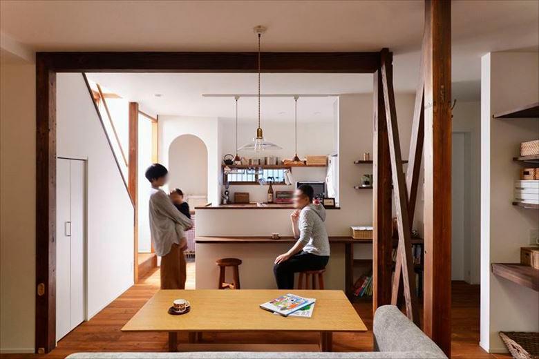 仕切り壁を取り払い現しになった柱には耐震性をより高める筋交いを設置。筋交いもデザインの一部に。