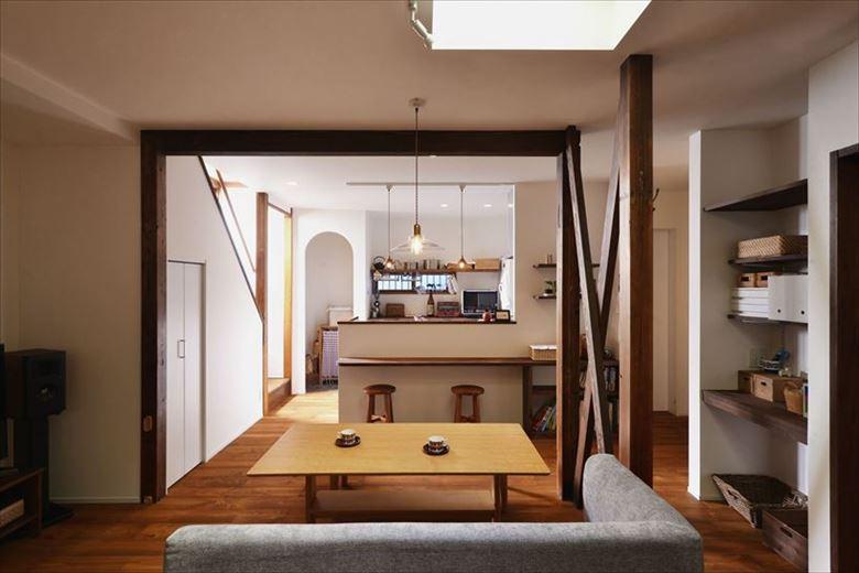 一部の天井や階段、和室の欄間など、使える既存の部分はうまく再利用。新たな床材や造作家具などはテイストを合わせて「昭和レトロ」な雰囲気を醸し出した