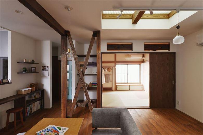 DKに隣接する和室を一体化して開放感のあるLDKに。天井の一部をグレーチングにすることで2階から光が入り、明るい空間になった