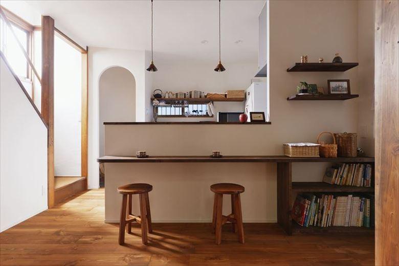 キッチン前には食事やパソコン作業など多目的に使えるカウンターを造作した