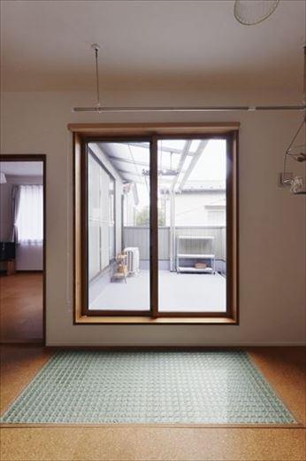 バルコニーは屋根上にあり、高さがあって出にくかったため、出入りがしやすいルーフバルコニーに作り替え、子どもと一緒に遊んでも安心のスペースに。ルーフバルコニーからの光が手前の洋室に設けたグレーチングの床を通して階下へ届く