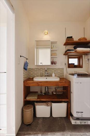 キッチンの脇にあった勝手口を塞ぎ、別々だった洗面台と脱衣室をまとめて洗面室に。シンプルな造作洗面台にはピンク×グレーを基調としたモザイクタイルをあしらって、大人可愛い雰囲気に。洗面の照明をはじめ、ペンダントライトなどは好きなインテリアショップのもので揃えた