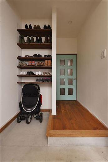 既存の靴収納を撤去して土間を広げ、ベビーカーがそのまま置けるスペースを確保。子どもの成長とともに遊具や自転車を置くなど、使い方も自由。正面には可働棚を設けてシューズクロークに。リビングドアは既存を再利用。水色に塗り直して爽やかな印象となった