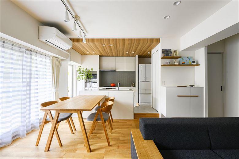 キッチンはシンク側をLDを見渡せて回遊性もあるアイランドに。外からの明るい光を受けながら料理を楽しめる。天井は一部無垢材を貼ってアクセントに