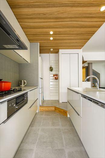 家事効率にすぐれていて料理の幅が広がるⅡ型キッチン。ゆとりを十分に確保できるので、ご夫婦で楽しくお料理することができるようになった