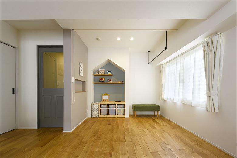 既存の和室を無くしてLDとつながるキッズスペースをプラン。将来はここを壁で仕切れば、子ども部屋ができる。