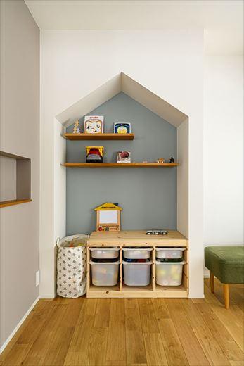 家をかたどったニッチが愛らしくお部屋のアクセントに