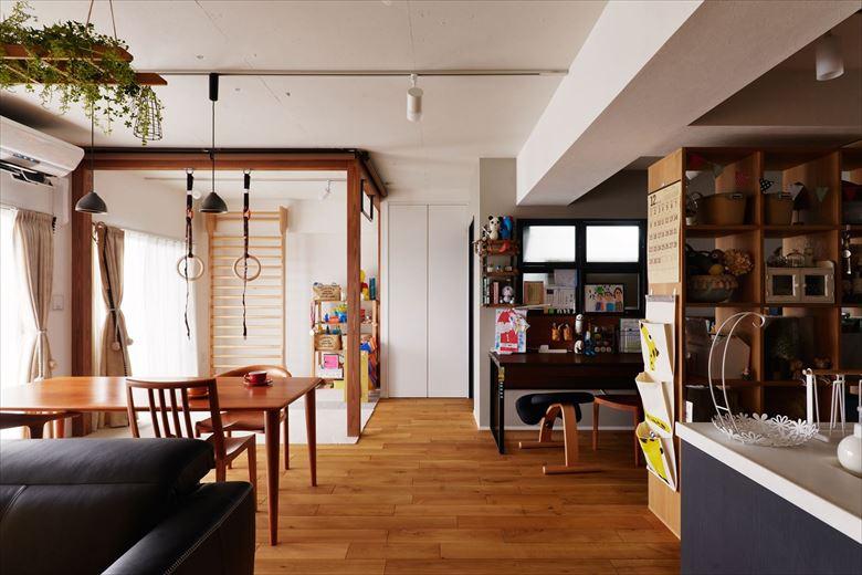 ライティングレールや、天井フックに奥様が手作りしたステンドグラスやグリーンを吊るして暮らしに彩りを。書斎スペースは既製品の大型オープン棚で緩やかに空間を仕切っている