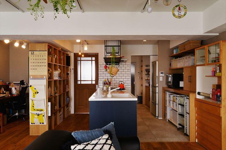 L字型だったキッチンは書斎側に向けたペニンシュラ型に変更。開放感的で動線もスムーズになった。キッチンの色はソファと同じネイビーブルーを選び、ナチュラル空間に落ち着いた雰囲気をプラス