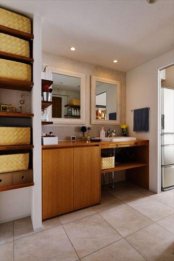 「洗面室はゆったりと」という希望からスペースを拡大。2つ並んだアンティーク調のミラーはKさんご夫妻が用意されたもの。パウダースペースを備えた洗面台や収納棚を造作してより機能的になった。