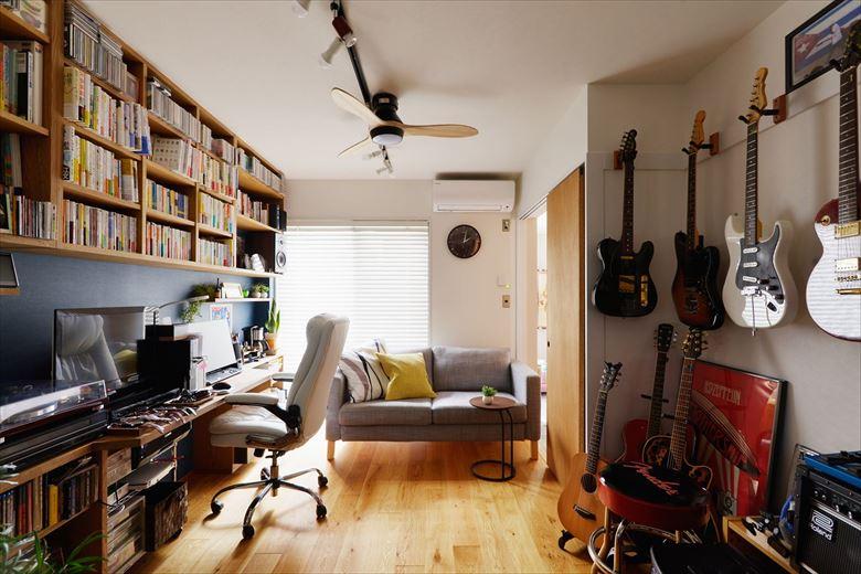 1階のワークルームはご主人の仕事場兼趣味の空間。落ち着いたブルーをアクセントにした壁面にはたっぷりの書棚やデスクを造作。窓の外にはウッドデッキが広がり、右手奥にはインナーテラスも