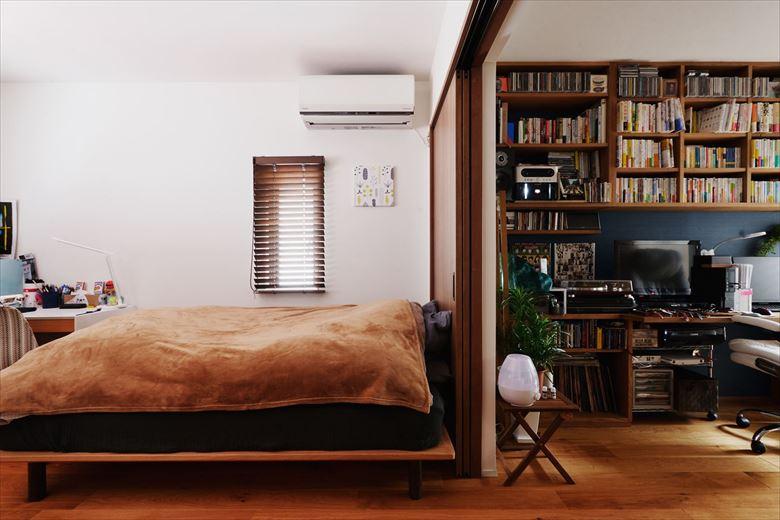ワークルームは寝室ともつながるひと続きの空間に。本やCD、楽器などお気に入りのものに囲まれて仕事も趣味も充実