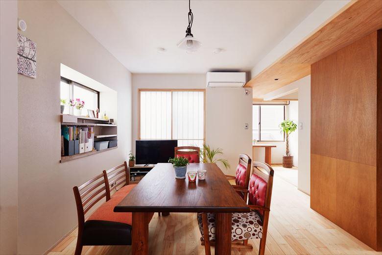 間仕切りを再構成して広々としたリビング・ダイニングを実現。床にはあずみの松の無垢フローリングを採用。