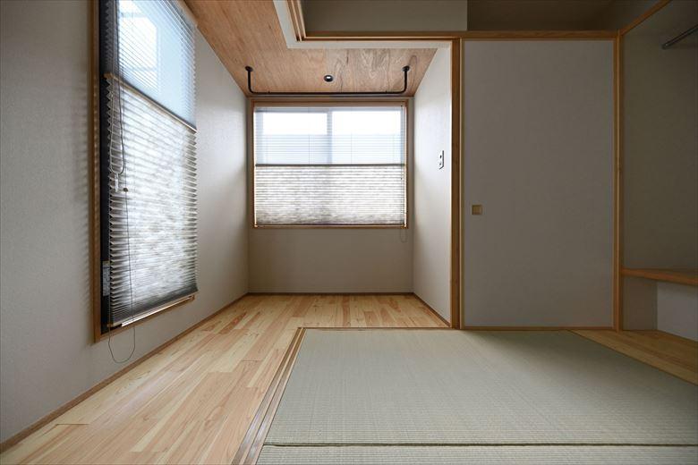 DKだった部分は和室に。現在は奥様の寝室だが、いずれはリビングの一部として活用できる。縁側のように寛げる空間やバルコニー脇には室内干しスペースも確保した