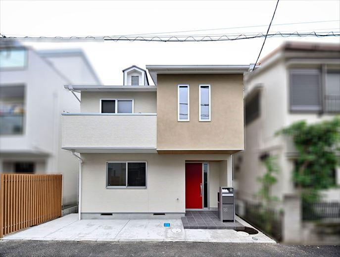 外観はリノベーション前と全く違うテイストに。赤いドアが印象的な佇まいに生まれ変わった。門柱やポーチのタイル、駐車スペースのコンクリートも改修し、新築気分が味わえる。ドアやサッシの交換のほか、床断熱も施し、断熱性能も以前より向上している