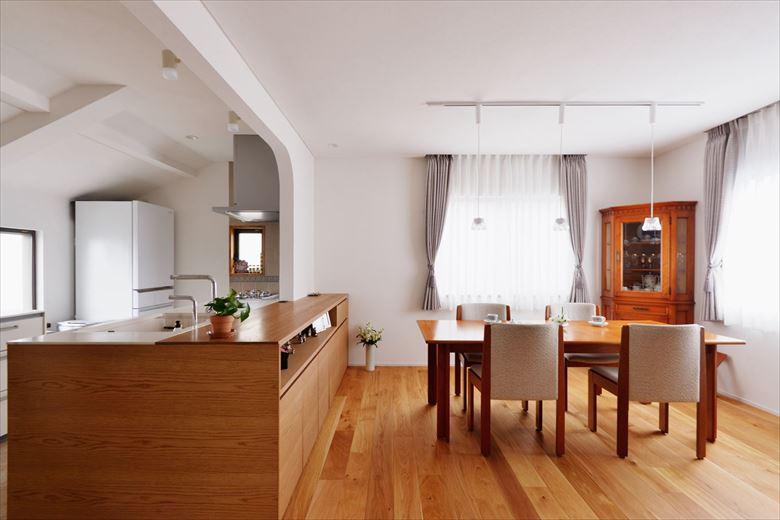 圧迫感のあったキッチンの垂れ壁を取り外してLDKが一体の空間に。新たに床暖房も採用し、冬場の寒さも緩和。床材は床暖房対応のオーク三層フローリング