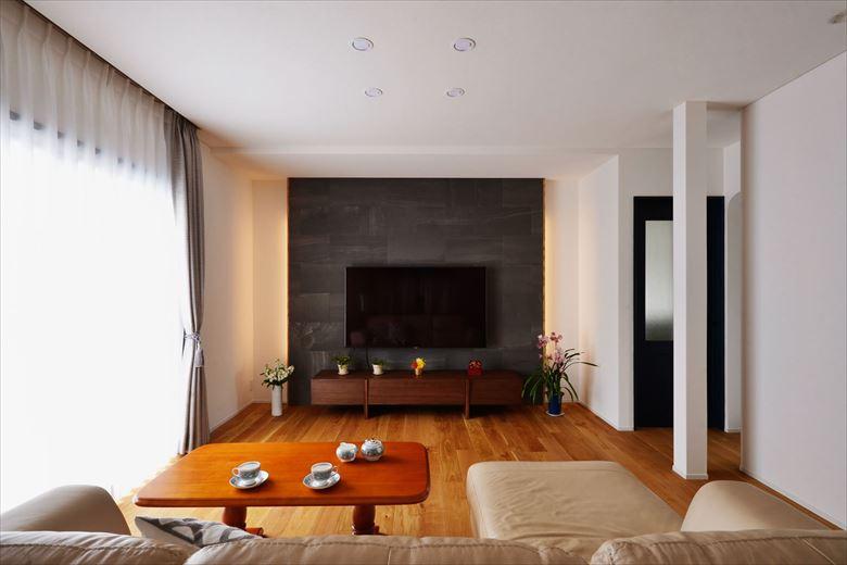 新たに設けた間仕切壁にご希望だった壁掛けテレビを設置。間接照明をプラスしたことで、印象的なリビング空間に