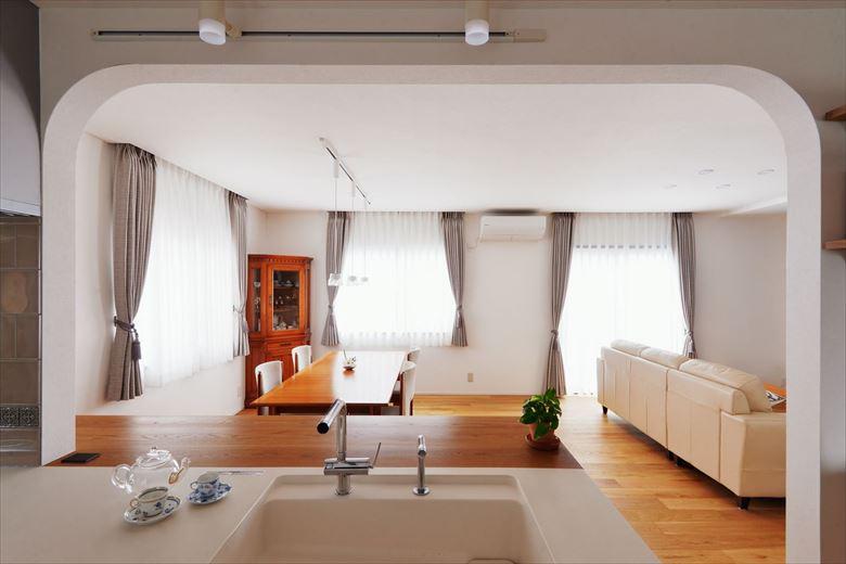 壁を取り払いリビングと一体の開放感のある空間になったキッチン。風通しもよくなって快適に家事ができるようになった