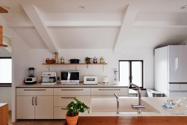 キッチン背面のオープンシェルフが空間のアクセントに