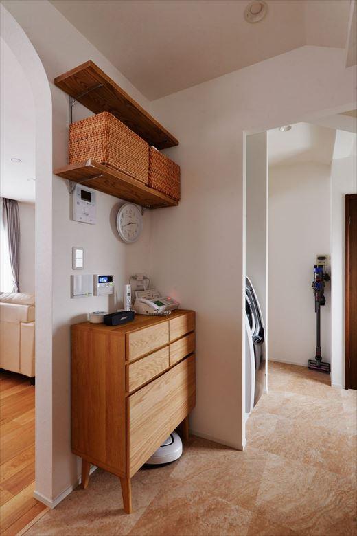 もともとキッチン横にあった洗濯機置き場は、廊下からの出入口を追加してユーティリティースペースに。キッチン～ユーティリティ～リビング・ダイニングを回遊できるようにしたことで家事動線もスムーズに。