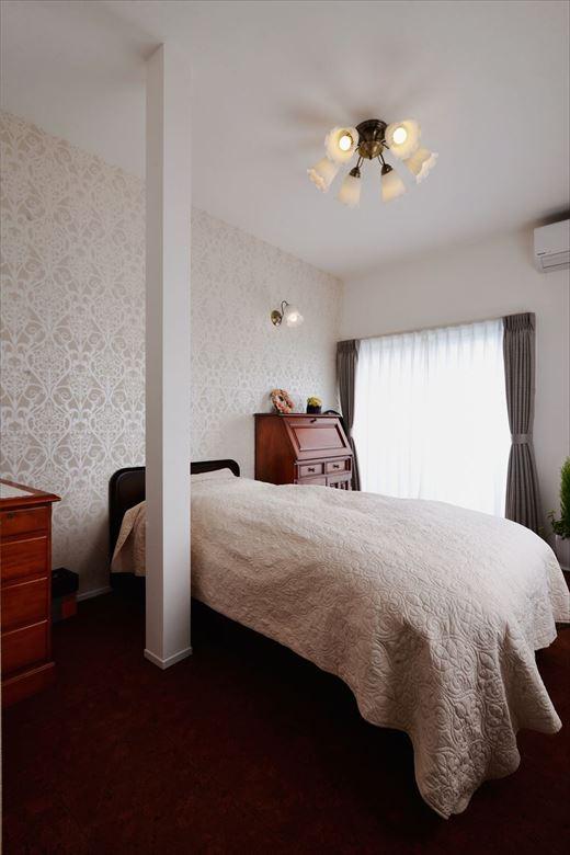 元の和室を奥さまの寝室に。２階の南側でバルコニーもあり、陽当たりの良い寝室は趣味のスペースとして日中も心地良く過ごせる。廊下にあった納戸を直接つなぎ、ウォークインクローゼットとして活用