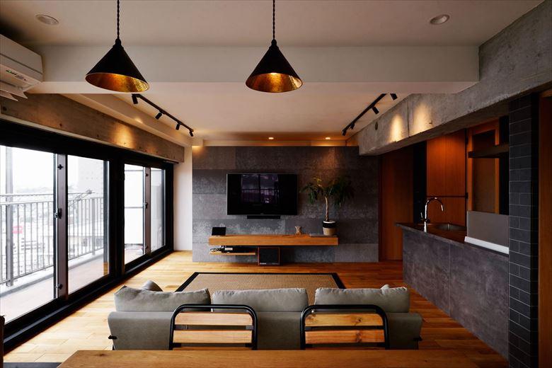 床はオーク無垢フローリング。オイル塗装で仕上げ、乱尺貼りで自然な風合いに。壁と天井は珪藻土、梁の一部は構造体を現しに。板壁のダークグレーがアクセントに。それぞれの素材感が楽しめる